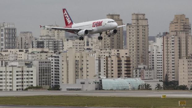 Bandara Congonhas, Brazil A plane prepares to land at Congonhas Airport, in Sao Paulo, Brazil on November 8, 2013. AFP PHOTO / Miguel Schincariol (Photo by Miguel Schincariol / AFP)