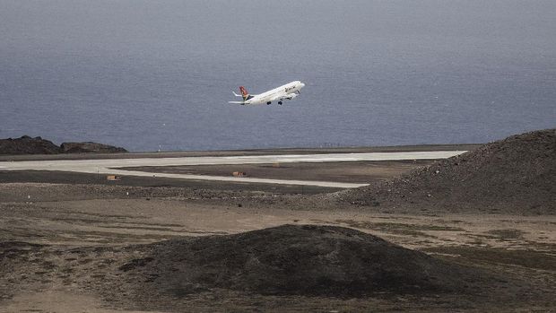 Bandara St. Helena A picture taken on October 15, 2017 shows the first Inaugural Commercial plane from Johannesburg taking off at the newly built Saint Helena Airport in the tropical island of Saint Helena, in the South Atlantic Ocean and part of the British Overseas Territory. - After five years of construction, controversy and embarrassing delays due to high winds, an airport built at a cost of 285 million (318 million euros) will welcome its first routine flight from Johannesburg. (Photo by GIANLUIGI GUERCIA / AFP)