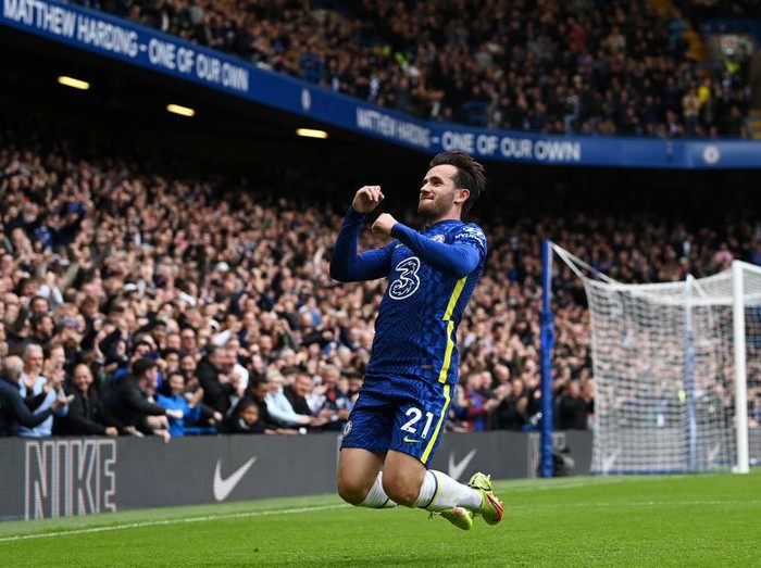 LONDON, ENGLAND - OCTOBER 23: Ben Chilwell of Chelsea celebrates after scoring their side's fourth goal during the Premier League match between Chelsea and Norwich City at Stamford Bridge on October 23, 2021 in London, England. (Photo by Shaun Botterill/Getty Images)