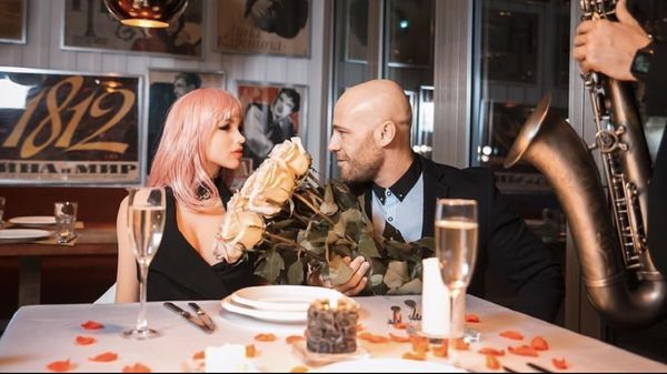 Potret Binaragawan Hidup Bareng Boneka Seks, Terobsesi Sampai Nikah!