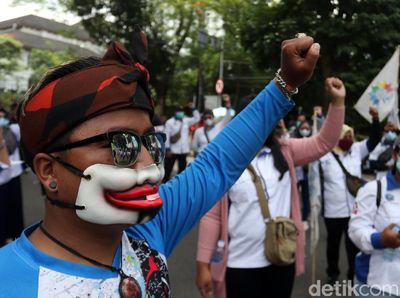 Buruh di Bandung Ramai-ramai Datangi Gedung Sate, Ada Apa?