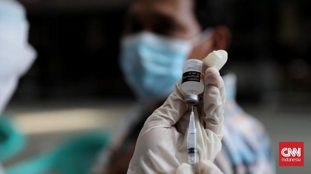 Warga mengikuti vaksinasi covid-19 dosis pertama dan kedua di halaman SMPN 53 kawasan Kali Baru, Cilincing, Jakut, Selasa, 26 Oktober 2021. CNN Indonesia/Safir Makki