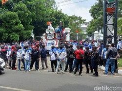 Tuntut Upah Naik, Buruh Gelar Aksi di Kantor Walkot Cimahi