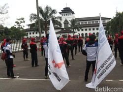 Kawal Pembahasan UMP Jabar, Buruh Demo di Depan Gedung Sate