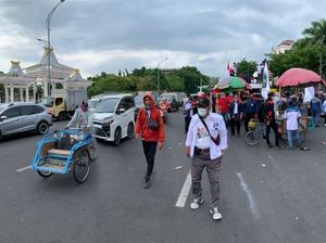 Demo Buruh di Kantor Gubernur Jatim Sempat Bikin Arus Lalin Padat