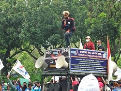 Geruduk Kantor Anies Minta UMK Naik, Buruh: Biaya Hidup Naik!