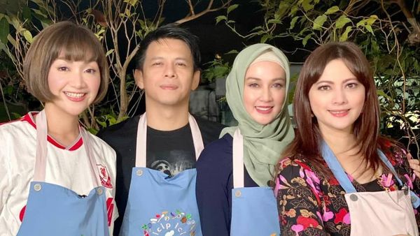 Dina Lorenza Makin Menawan, Intip Momennya Saat Asyik Masak