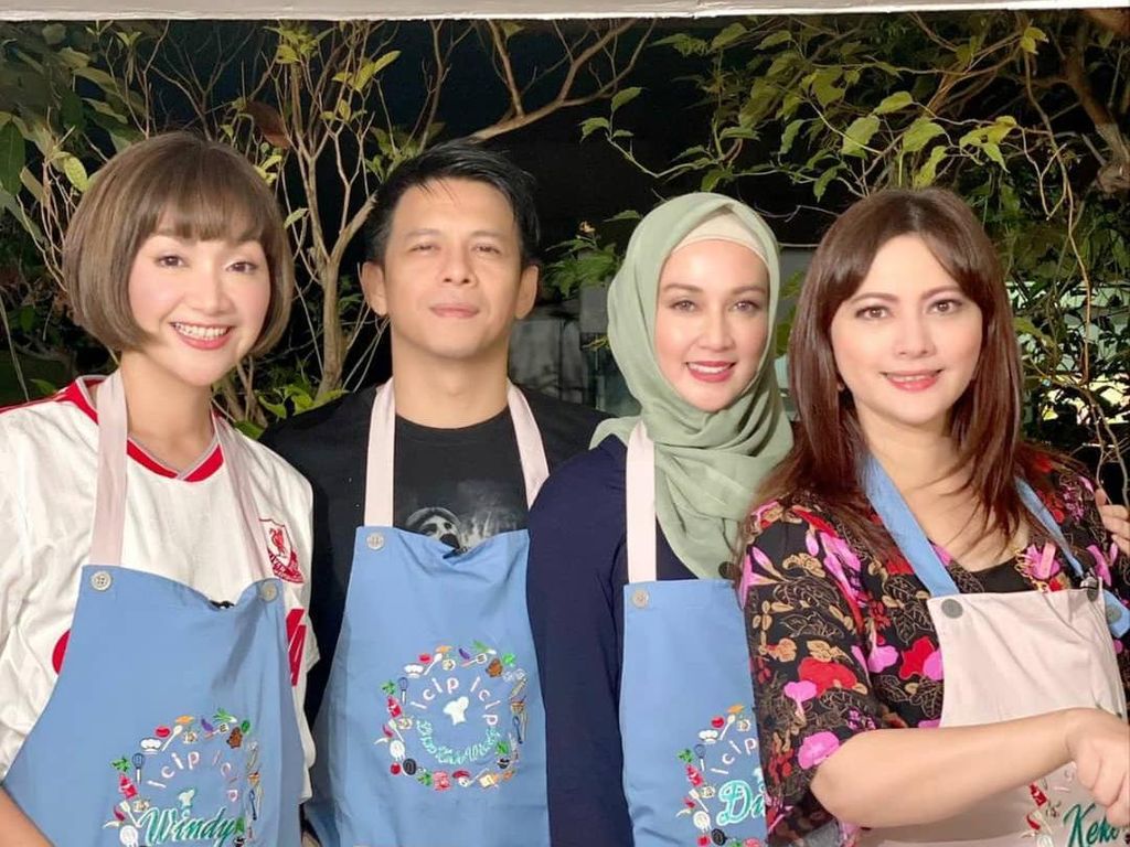 Dina Lorenza Makin Menawan, Intip Momennya Saat Asyik Masak Dina Lorenza Makin Menawan, Intip Momennya Saat Asyik Masak