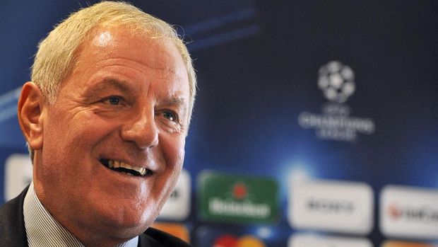 (FILES) In this file photo taken on December 08, 2009 Ranger's coach Walter Smith smiles during a press conference in Seville, on the eve of their UEFA Champions League football match against Sevilla. - Former Scotland and Rangers manager Walter Smith has died at the age of 73, the Glasgow giants confirmed on October 26, 2021. It is with profound sadness that we announce the passing of our former manager, chairman and club legend, Walter Smith,
