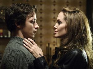 Wanted: Aksi James McAvoy Terpikat Angelina Jolie dan Jadi Pembunuh Bayaran