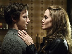 Wanted: Aksi James McAvoy Terpikat Angelina Jolie dan Jadi Pembunuh Bayaran