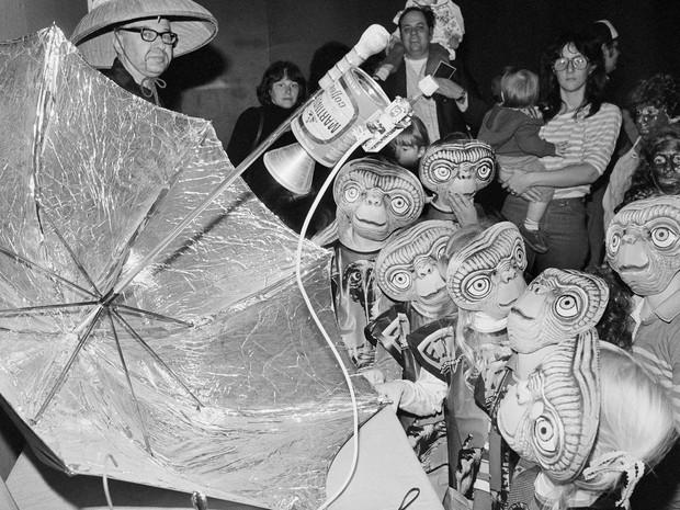 Kostum E.T yang mendominasi tahun 1982/