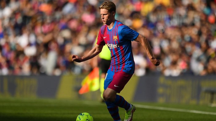 BARCELONA, SPAIN - OCTOBER 24: Frenkie de Jong of FC Barcelona runs with the ball during the La Liga Santander match between FC Barcelona and Real Madrid CF at Camp Nou on October 24, 2021 in Barcelona, Spain. (Photo by David Ramos/Getty Images)