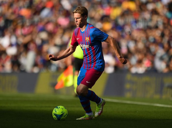 BARCELONA, SPAIN - OCTOBER 24: Frenkie de Jong of FC Barcelona runs with the ball during the La Liga Santander match between FC Barcelona and Real Madrid CF at Camp Nou on October 24, 2021 in Barcelona, Spain. (Photo by David Ramos/Getty Images)