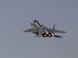 Pesawat Militer AS Jatuh di California Pesawat Militer AS Jatuh di California