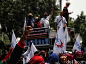 Tuntut UMP Tetap Rp 4,6 Juta, Buruh Hari Ini Geruduk Kantor Anies