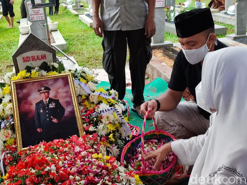 Eks Mensesneg Sudi Silalahi Dimakamkan di TMP Kalibata Eks Mensesneg Sudi Silalahi Dimakamkan di TMP Kalibata
