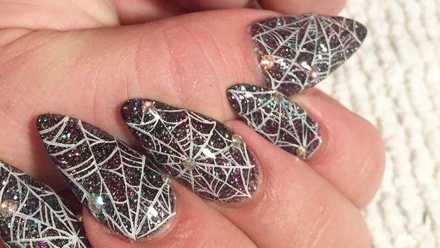 Ide nail art untuk Halloween