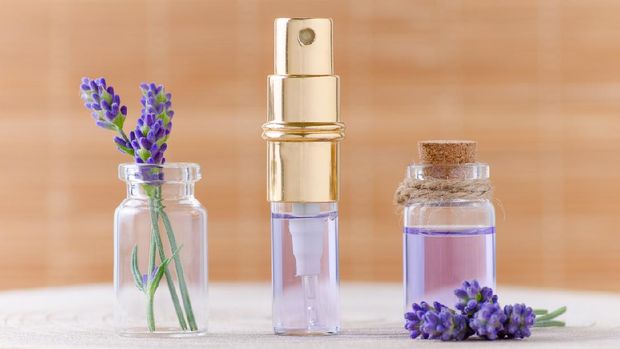 ilustrasi aromaterapi lavender water in glass bottles and fresh lavender flowers for relax on brown background, selective focus