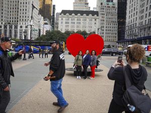 Ini Monumen Simbol Cinta untuk Para Nakes