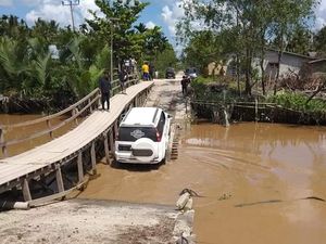 Pemkab Inhil Ngaku Tak Ada Dana Perbaikan Jembatan Rusak Terendam Air