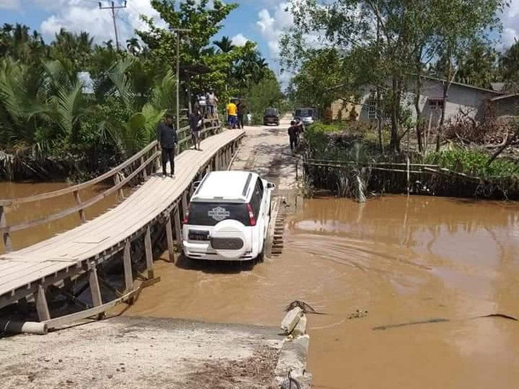 DPRD Inhil Minta Pemprov Riau Bantu Perbaiki Jembatan Rusak Parit 16 DPRD Inhil Minta Pemprov Riau Bantu Perbaiki Jembatan Rusak Parit 16
