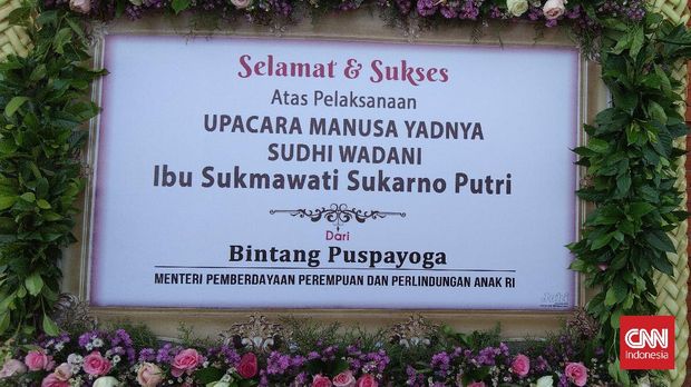 Sejumlah karangan bunga menghiasi gerbang Kawasan Sukarno Heritage yang berlokasi di Jalan Gunung Batur, Kabupaten Buleleng, Bali, yang merupakan tempat upacara Diah Mutiara Sukmawati Soekarnoputri yang menjalani upacara untuk berpindah keyakinan dari Islam menjadi Hindu, pada Selasa (26/10).