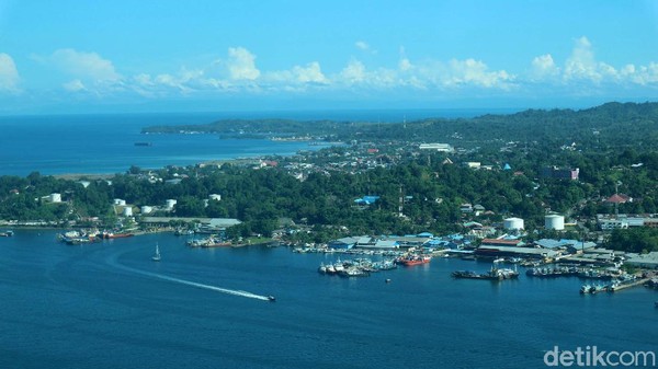 Kota Sorong sangatlah strategis karena merupakan pintu keluar masuk dan transit ke Provinsi Papua Barat. Saat ini Kota Sorong memiliki penduduk 282.146 jiwa. Kota Sorong sangatlah strategis karena merupakan pintu keluar masuk dan transit ke Provinsi Papua Barat. Saat ini Kota Sorong memiliki penduduk 282.146 jiwa.