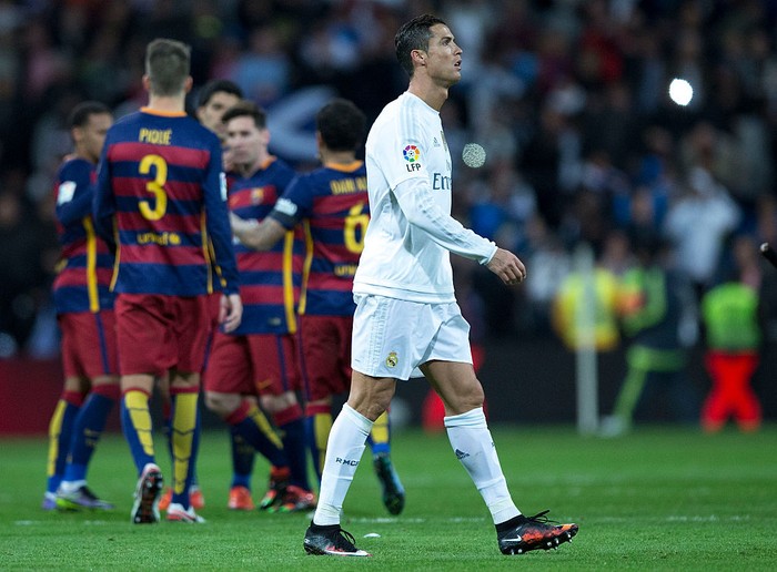 Kekalahan Terbesar Ronaldo MADRID, SPAIN - NOVEMBER 21: Cristiano Ronaldo of Real Madrid CF leaves the pithc as FC Barcelona players celebrate their victory after the La Liga match between Real Madrid CF and FC Barcelona at Estadio Santiago Bernabeu on November 21, 2015 in Madrid, Spain. (Photo by Gonzalo Arroyo Moreno/Getty Images)
