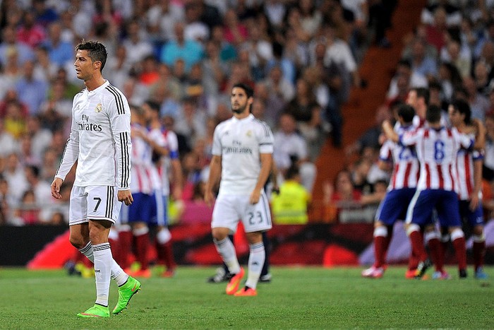 Kekalahan Terbesar Ronaldo MADRID, SPAIN - NOVEMBER 21: Cristiano Ronaldo of Real Madrid CF leaves the pithc as FC Barcelona players celebrate their victory after the La Liga match between Real Madrid CF and FC Barcelona at Estadio Santiago Bernabeu on November 21, 2015 in Madrid, Spain. (Photo by Gonzalo Arroyo Moreno/Getty Images)