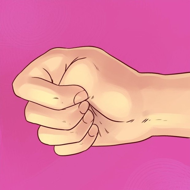 Kepribadian seseorang dari cara mengepalkan tangan dengan jempol di dalam/ Foto: Bright Side/ Bright Side Kepribadian seseorang dari cara mengepalkan tangan dengan jempol di dalam