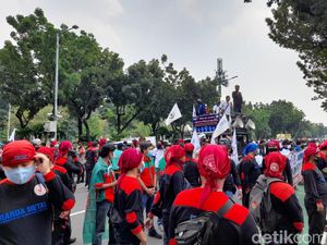 Demo di Depan Kantor Anies, Massa Buruh Tuntut Upah Minimum 2022 Naik