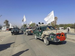 Taliban Gelar Parade Militer Pakai Senjata Peninggalan AS