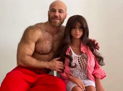 Setelah Nikahi Boneka Seks, Binaragawan Ini Siap Berkencan dengan Manusia