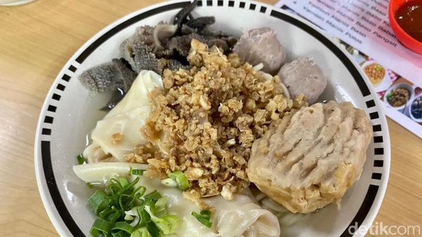 Sluurp! Gurihnya  Mie Bakso Laksana yang Bertahan Lezatnya 50 Tahun