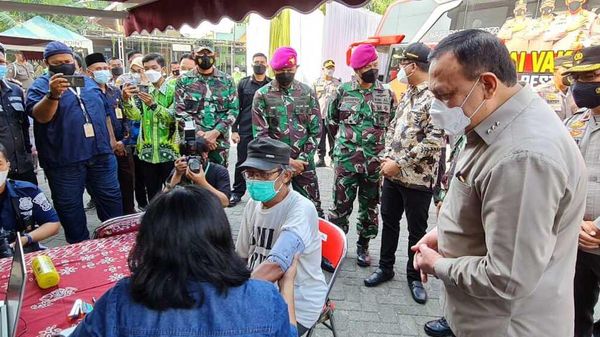Momen Vaksinai-Bansos di Kampus Umaha Sidoarjo
