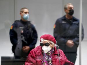 Nenek 96 Tahun dan Eks Nazi Duduk di Kursi Terdakwa Nenek 96 Tahun dan Eks Nazi Duduk di Kursi Terdakwa