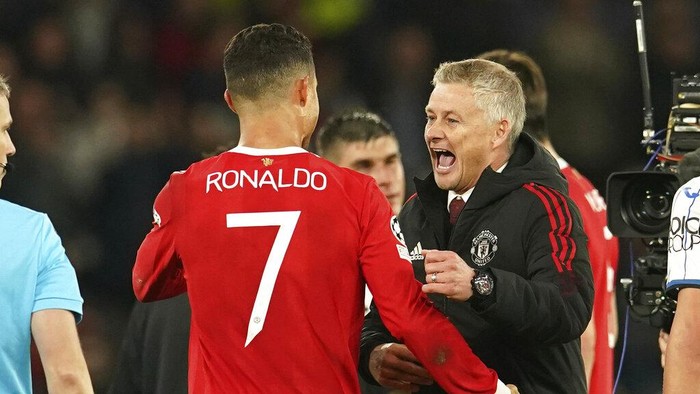 Manchester Uniteds manager Ole Gunnar Solskjaer, right, hugs Manchester Uniteds Cristiano Ronaldo after the Champions League Group F soccer match between Manchester United and Atalanta at Old Trafford, Manchester, England, Wednesday, Oct. 20, 2021. (AP Photo/Dave Thompson)