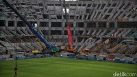 Salah satunya adalah pemasangan rumput hybrid di lapangan utama.