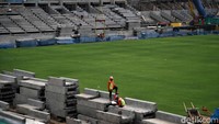 Oleh karena itu, pengerjaan menjadi tidak sederhana, termasuk harus didahului dengan ujicoba pemasangan rumput. Ia mencontohkan, sebelum digelar rumput, lapangan utama dibuat batu split dan di bawahnya banyak sekali jaringan utilitasnya.
