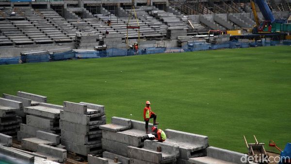 Penampakan Jakarta International Stadium Setelah Dipasang Rumput