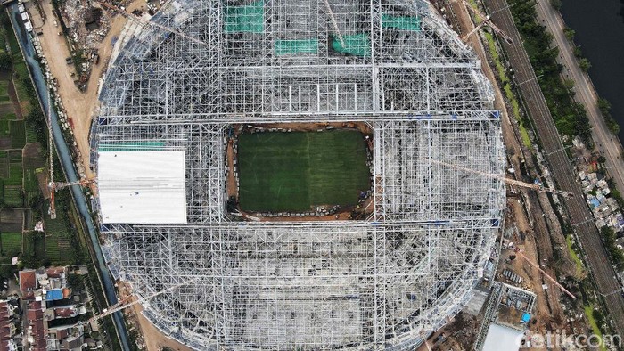Lapangan utama Jakarta International Stadium, telah dipasang rumput. Begini penampakannya, Selasa (26/10).