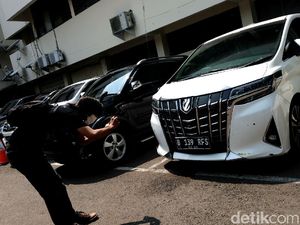 Penampakan Mobil RFS Rachel Vennya yang Kini Berwarna Putih Penampakan Mobil RFS Rachel Vennya yang Kini Berwarna Putih