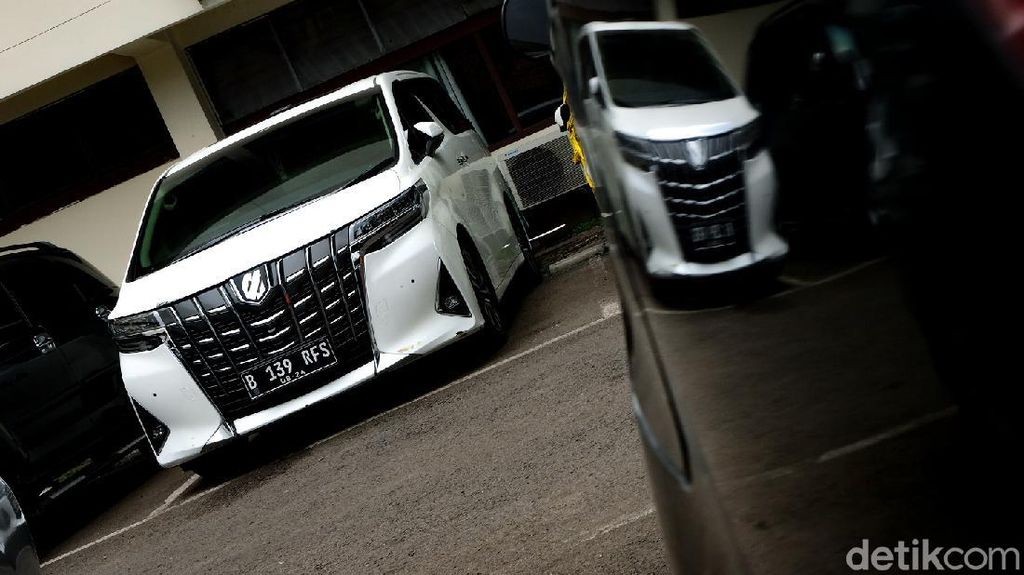 Penampakan Mobil RFS Rachel Vennya, Kok Warnanya Beda? Penampakan Mobil RFS Rachel Vennya, Kok Warnanya Beda?