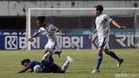 PSIS tampil menyerang di awal-awal pertandingan. Dua peluang yang diciptakan Jonathan Cantillana pada menit kelima dan kesembilan masih belum membuahkan hasil.
