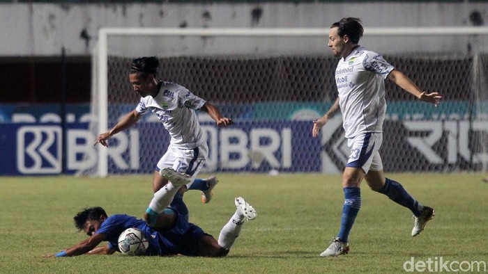 Persib Bandung Menang Tipis Atas PSIS Semarang Persib Bandung meraih poin penuh saat bersua PSIS Semarang dalam lanjutan BRI Liga 1 2021. Maung Bandung menang tipis 1-0 via gol Febri Hariyadi.