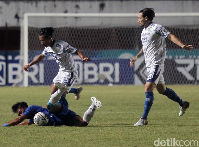 Persib Bandung meraih poin penuh saat bersua PSIS Semarang dalam lanjutan BRI Liga 1 2021. Maung Bandung menang tipis 1-0 via gol Febri Hariyadi.