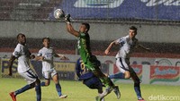 Persib balik menyerang melalui Mohammed Bassim di menit ke-19, serta Febri Hariyadi di menit ke-40. Dua kans tersebut belum dapat menggetarkan jala PSIS. Tidak ada gol tercipta hingga memasuki masa istirahat. Babak pertama PSIS vs Persib berakhir tanpa gol.