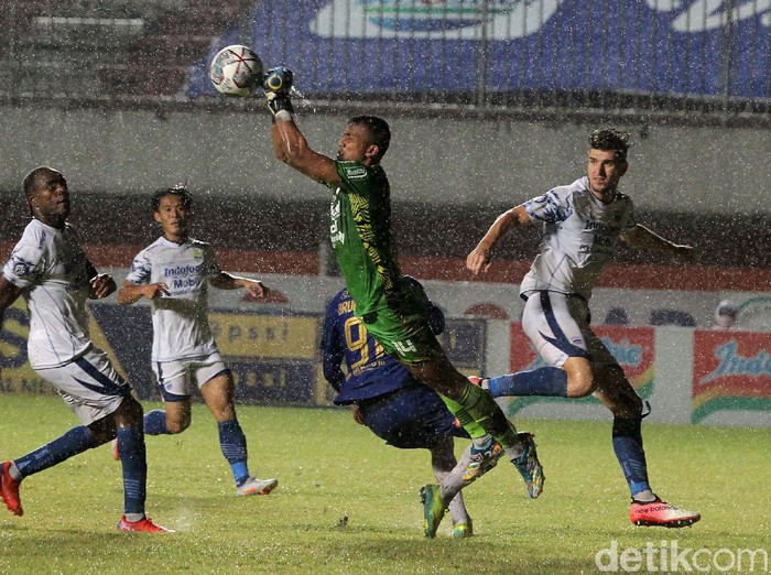 Persib Bandung meraih poin penuh saat bersua PSIS Semarang dalam lanjutan BRI Liga 1 2021. Maung Bandung menang tipis 1-0 via gol Febri Hariyadi.