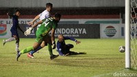 Gol! Persib memecah kebuntuan di menit ke-60. Febri Hariyadi mencatatkan namanya di papan skor.